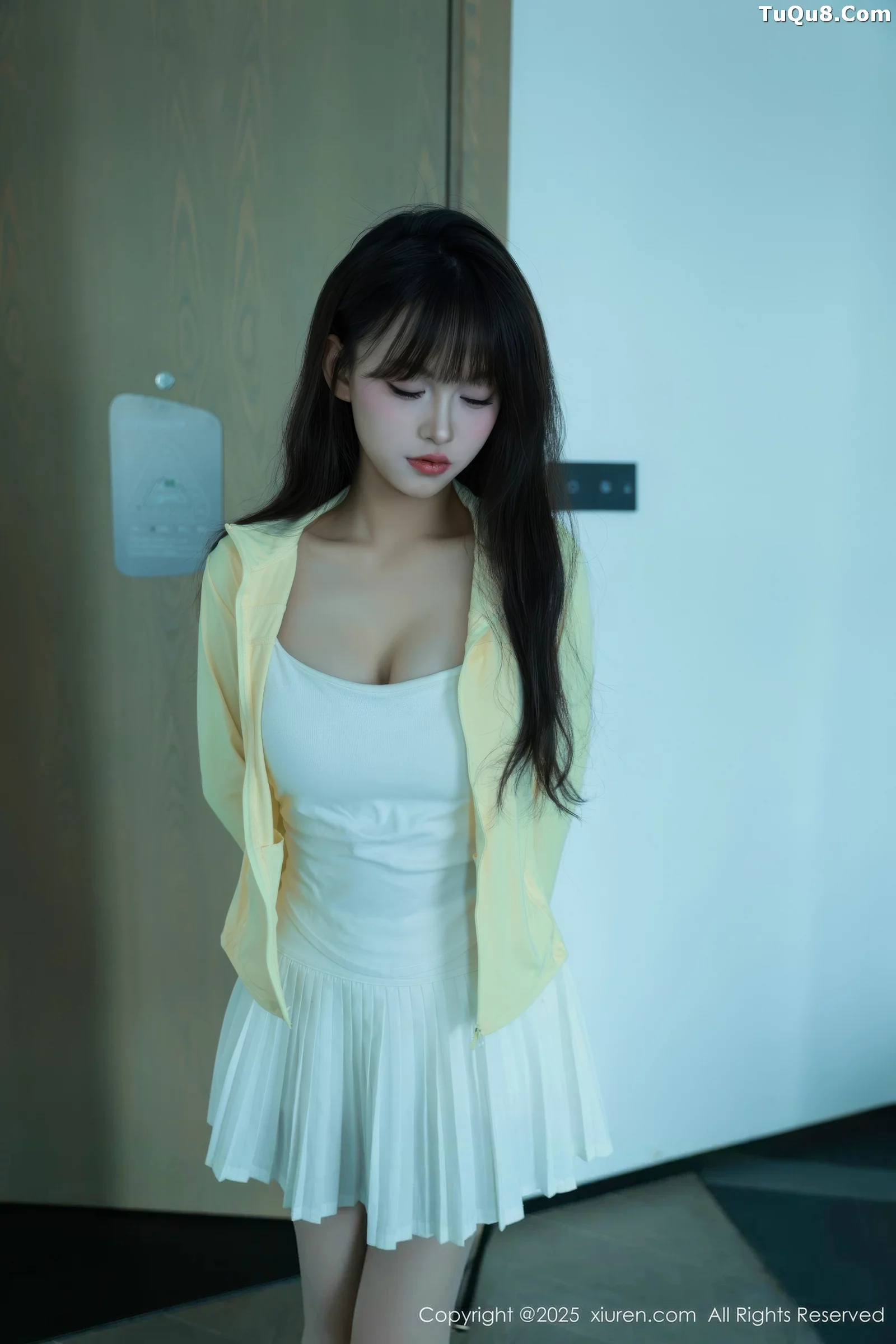 秀人集.com_[XiuRen秀人网]No.10702_模特糯咪性感白色低胸连衣短裙配白色丝袜秀完美身材诱惑写真82P