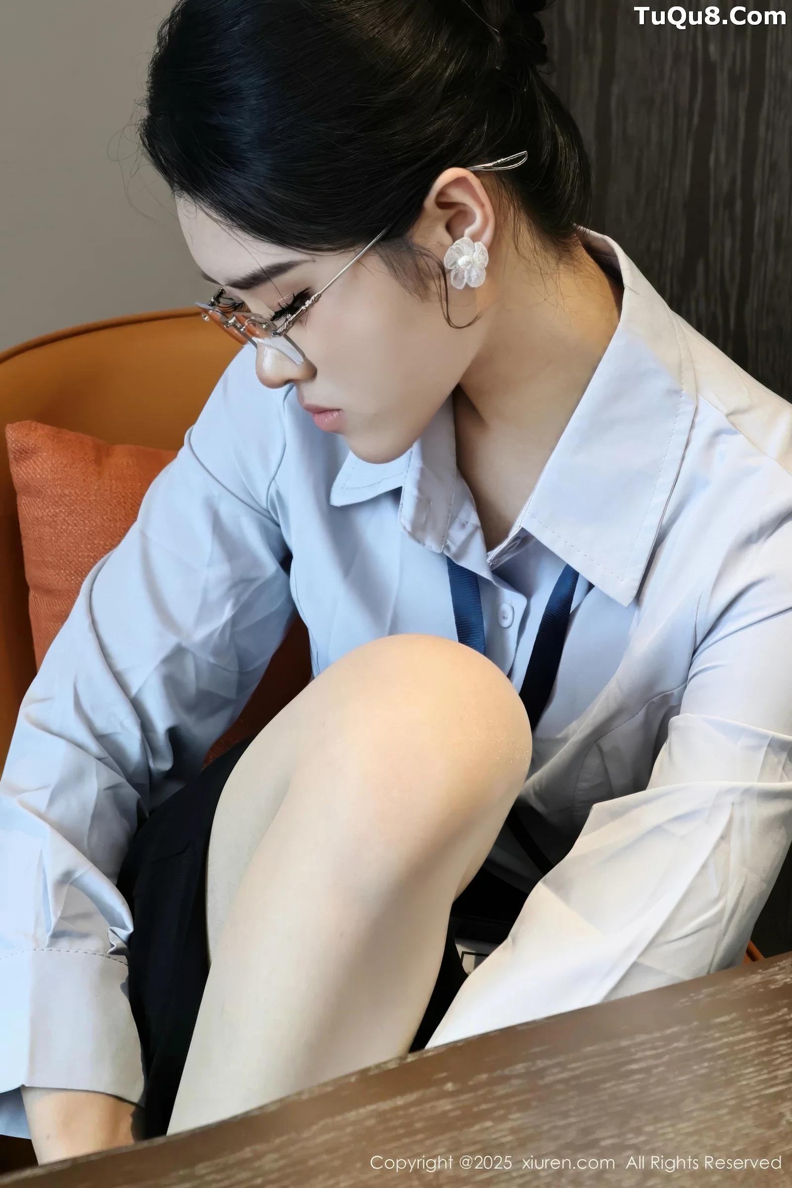 秀人集.com_[XiuRen秀人网]No.10674_模特糯梨子性感蓝色衬衫配黑短裙露超薄肉丝秀曼妙身姿诱惑写真60P