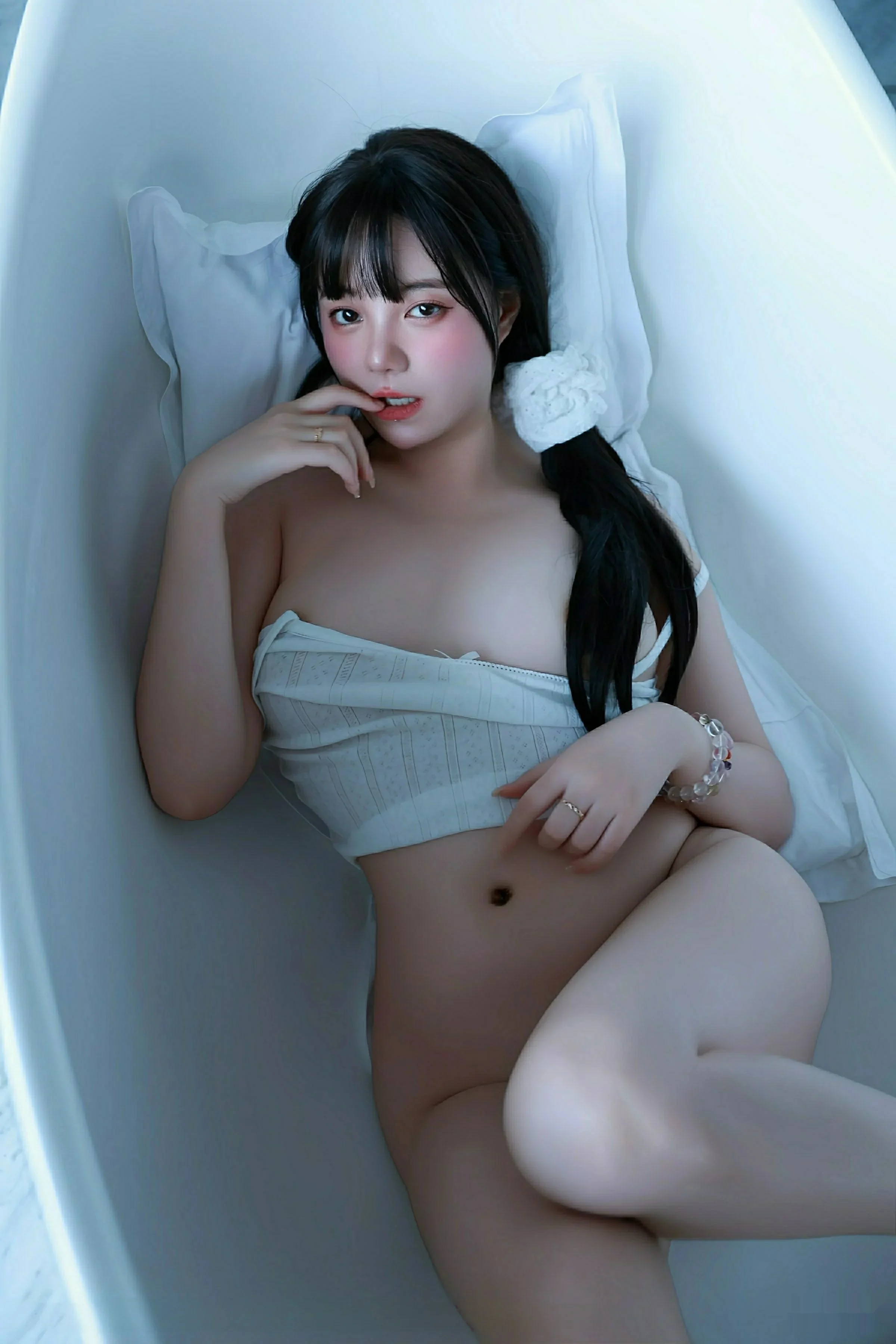 秀人集.com_[XiuRen秀人网]No.10841_模特软情性感白色低胸吊带配白色短裤秀丰腴身姿撩人诱惑写真70P