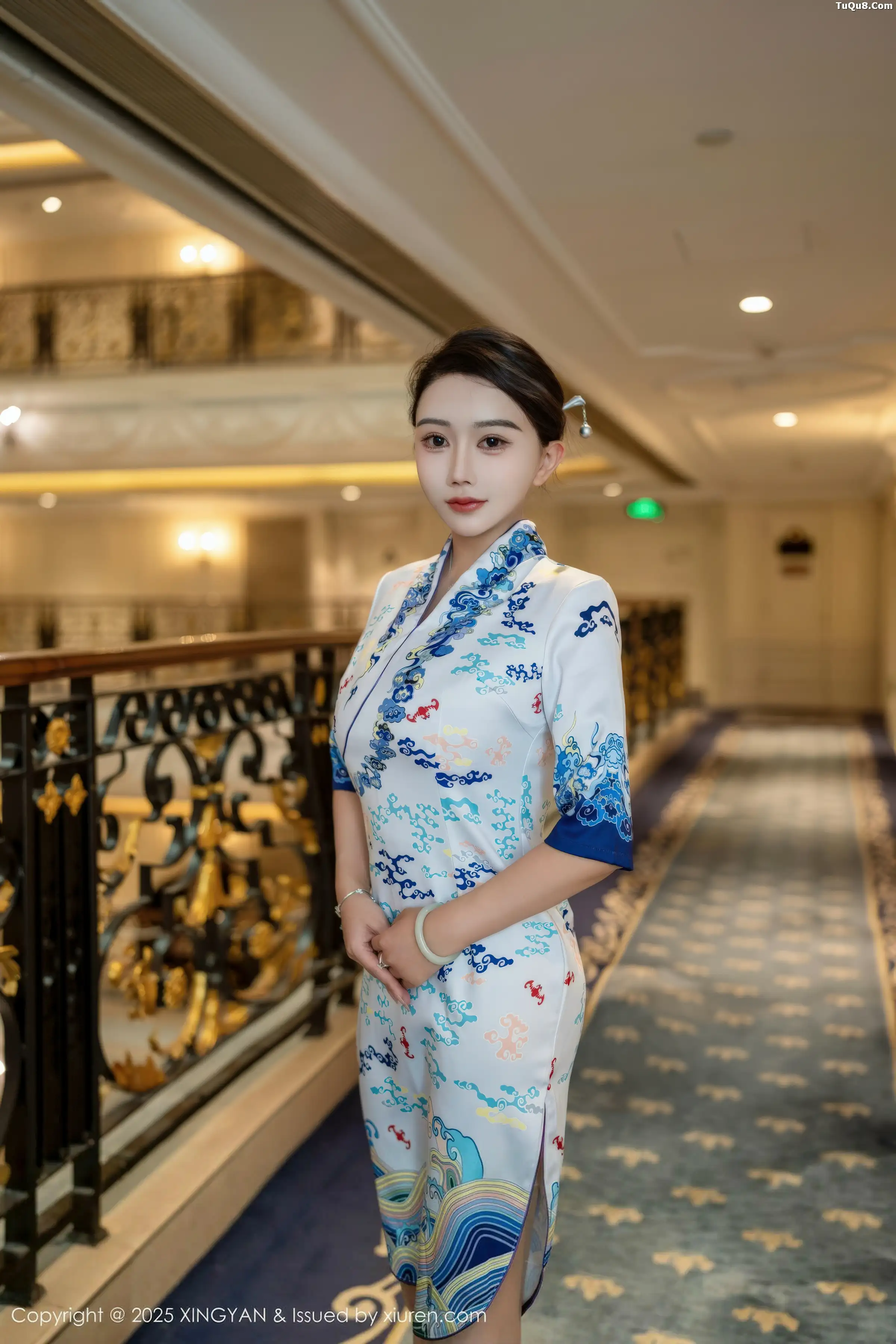 秀人集.com_[XINGYAN星颜社]VOL.435_模特李若汐浅色旗袍露红色内衣配超薄肉丝秀惹火身段诱惑写真76P