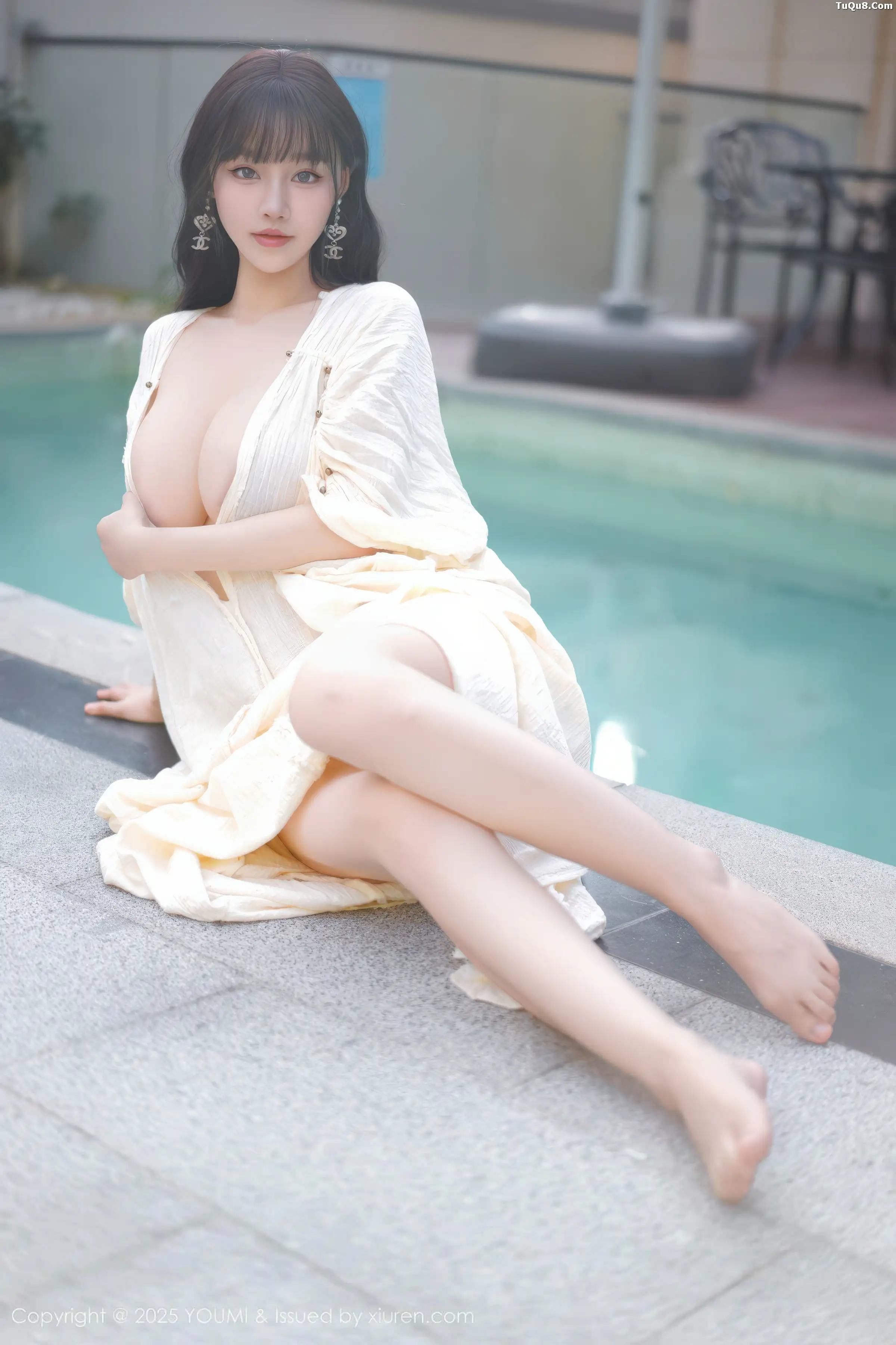 秀人集.com_[YouMi尤蜜荟]Vol.1185_女神朱可儿Flora户外泳池性感浅色浴袍秀雪峰美臀撩人诱惑写真85P