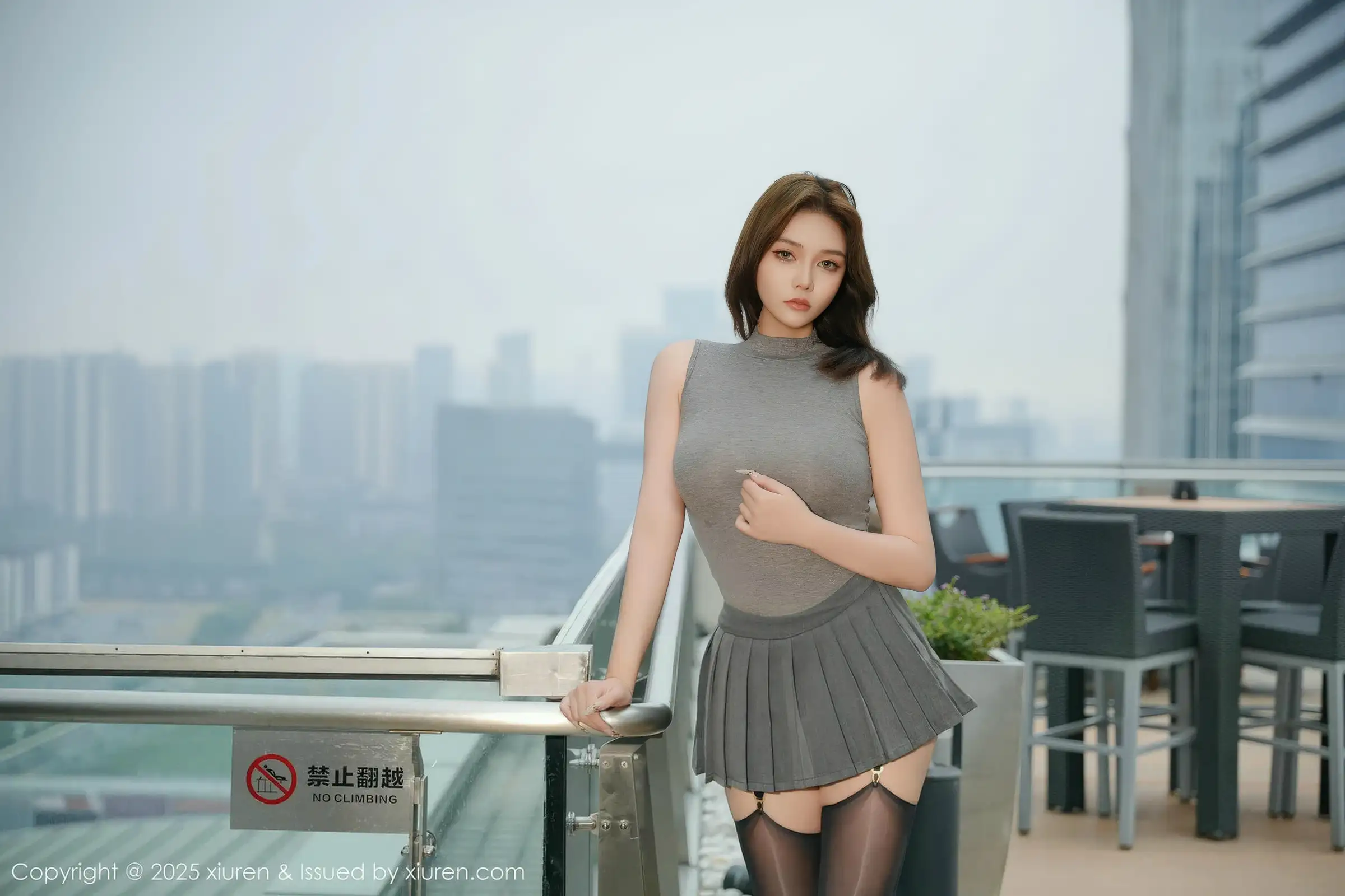 秀人集.com_[XiuRen秀人网]No.11118_模特娜比性感灰色镂空服饰配闪亮黑丝吊袜秀凹凸身材诱惑写真70P