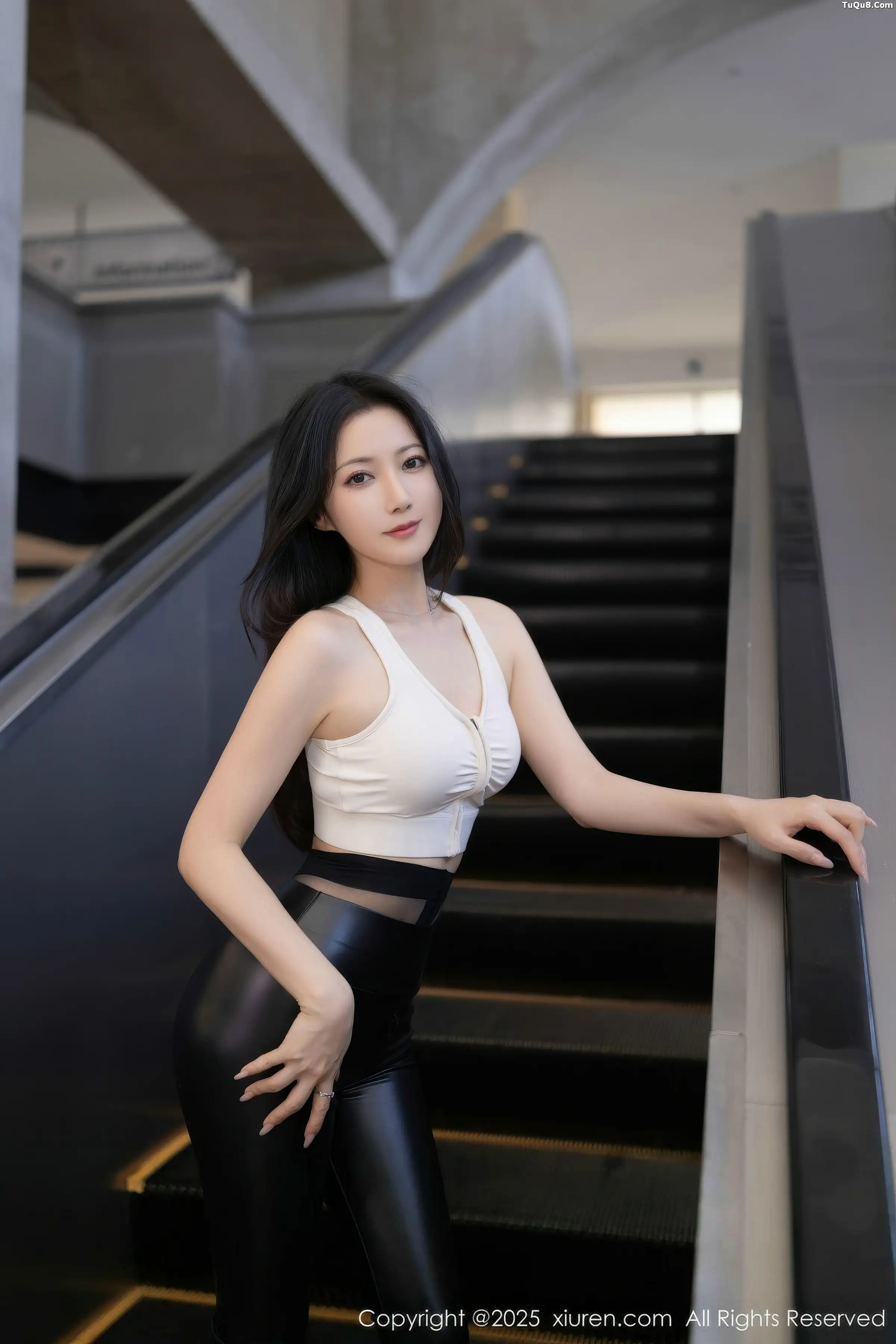 秀人集.com_[XiuRen秀人网]No.11021_模特鱼子酱Fish性感白色上衣配黑皮长裤秀曼妙身姿撩人诱惑写真75P